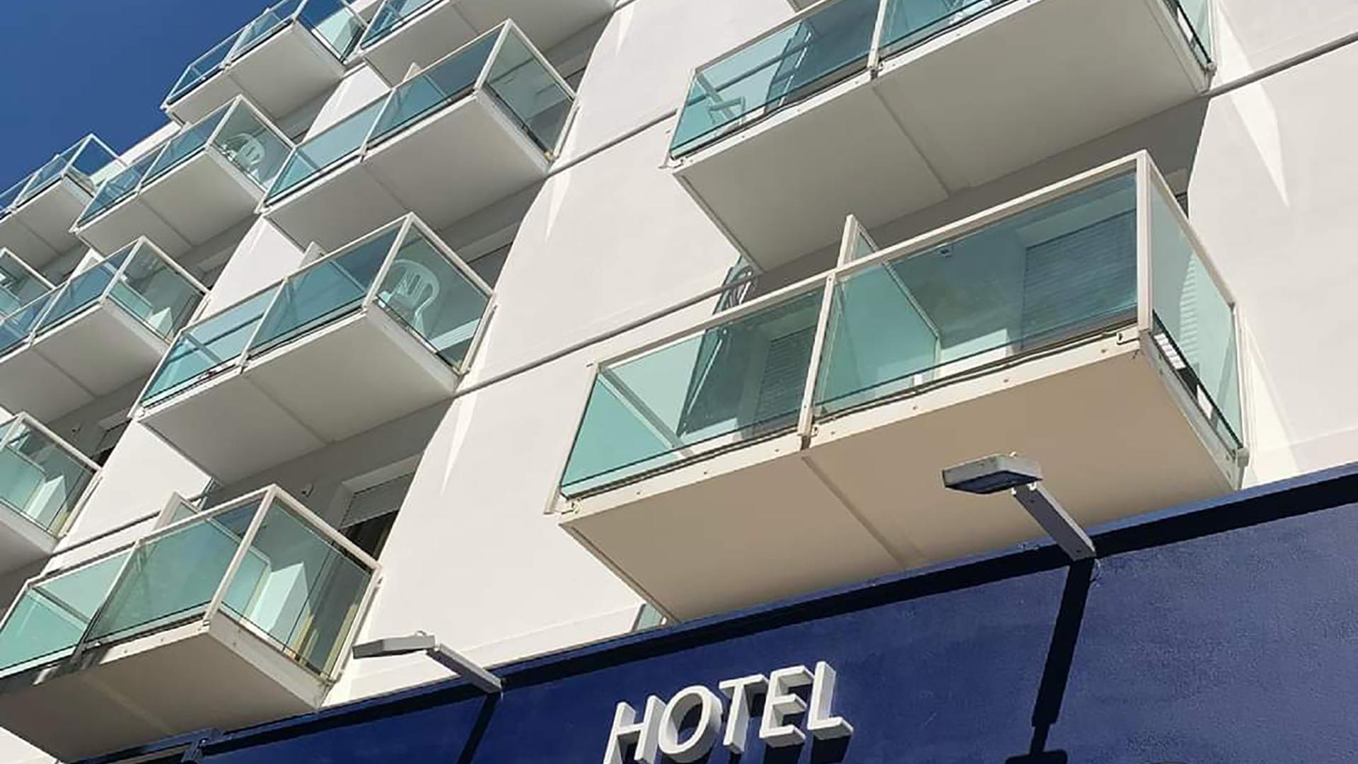 Hotel moderno con balconi in vetro trasparente.