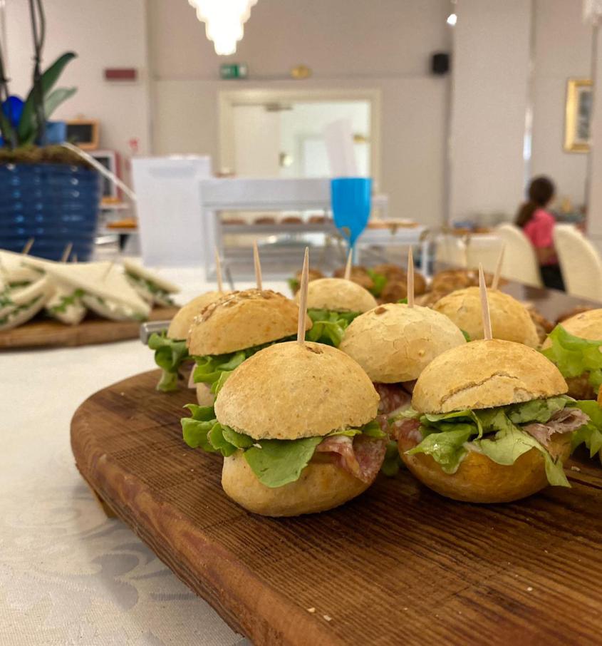 Mini panini e tramezzini su un tavolo da buffet.